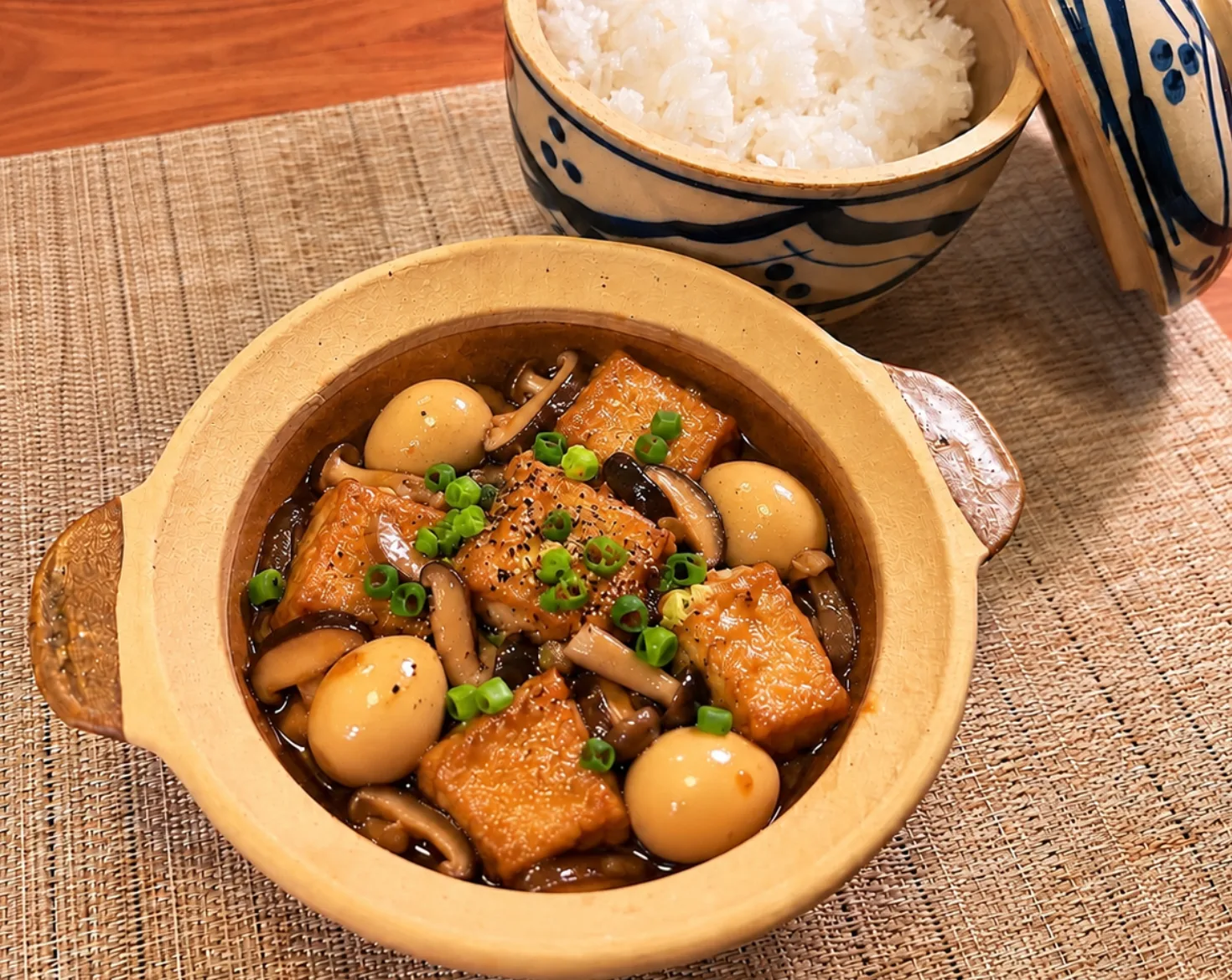 Tàu hũ kho nấm trứng cút — Karamel tofu met kwarteleitjes en paddenstoelen